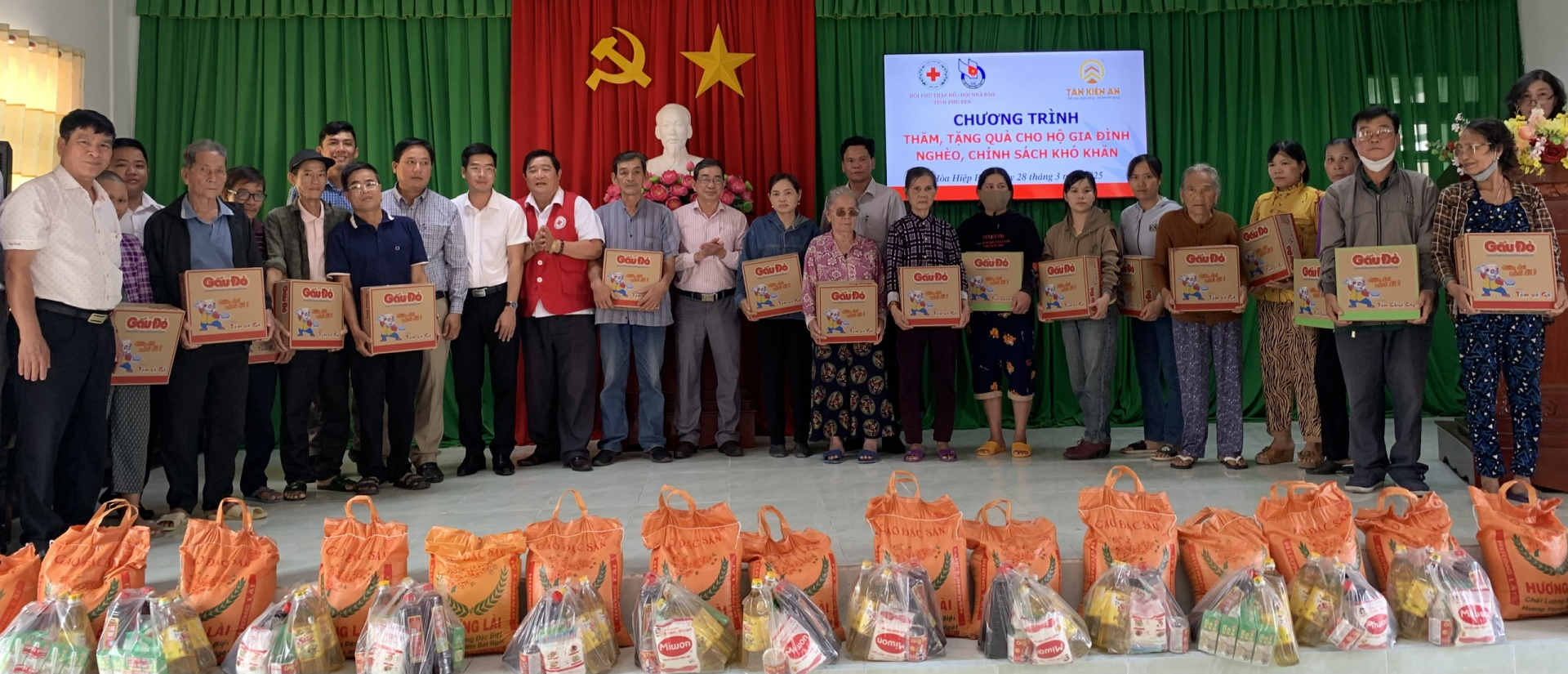 Tặng 108 suất quà cho hộ nghèo, gia đình chính sách