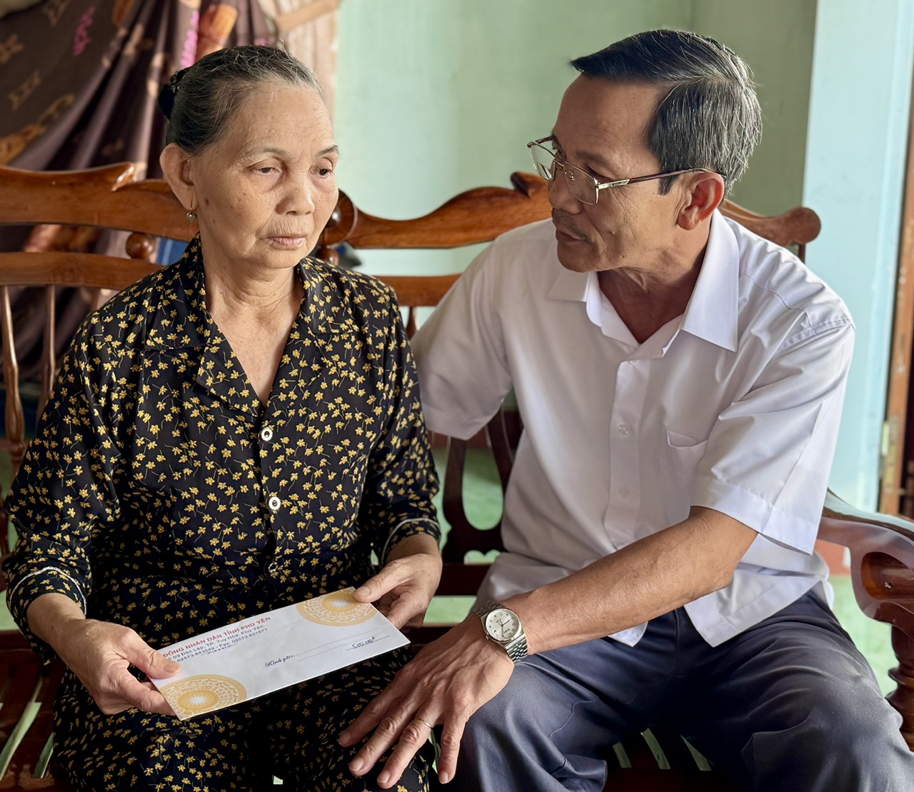 Lãnh đạo tỉnh thăm, tặng quà các gia đình chính sách tiêu biểu