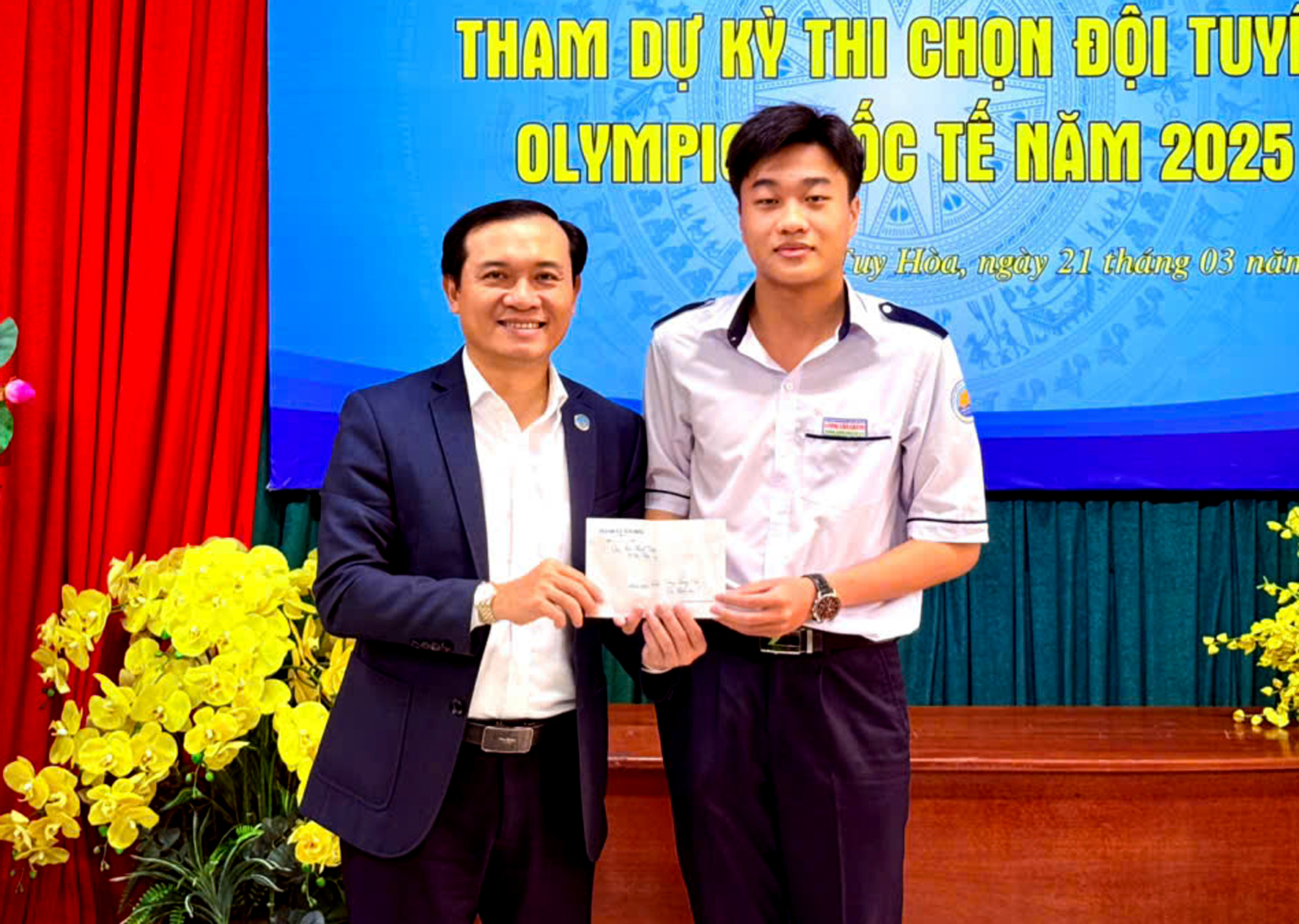 Trao thưởng, động viên Trương Quang Khải tham dự kỳ thi chọn đội tuyển quốc gia dự thi Olympic quốc tế