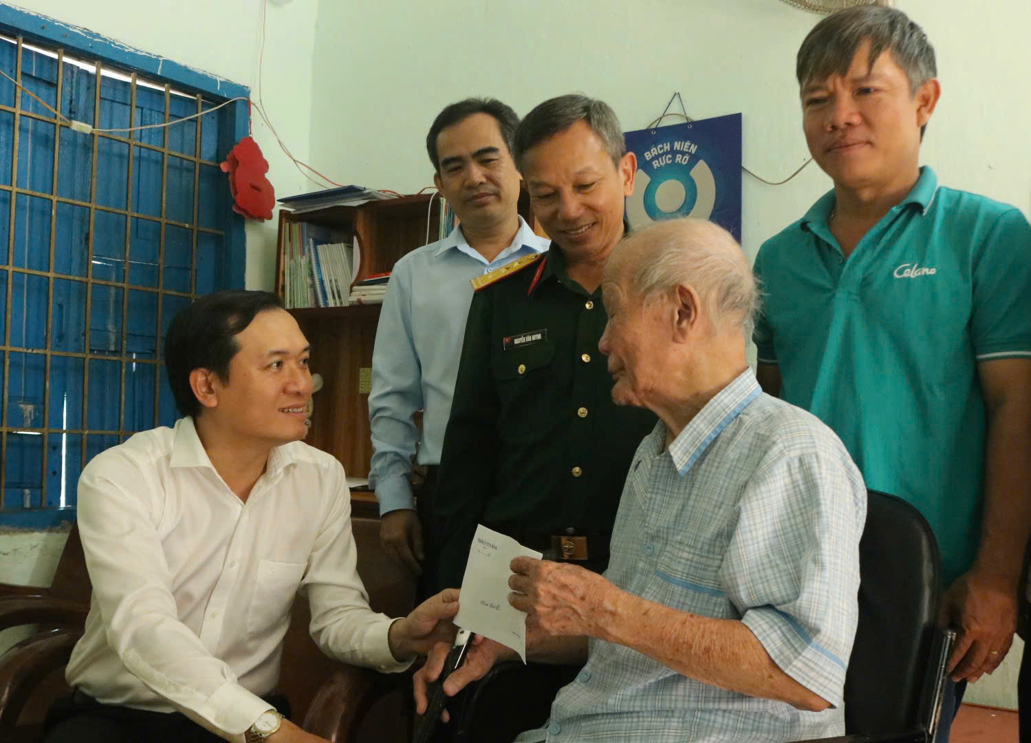 Bí thư Thành ủy Tuy Hòa Bùi Thanh Toàn thăm, tặng quà cán bộ tham gia kháng chiến