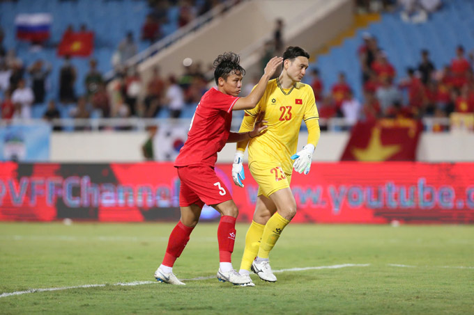 Vì sao HLV Kim Sang Sik không chọn Văn Lâm?