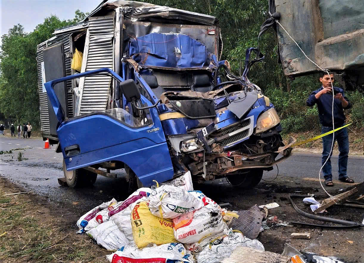 Xe chở đá lạnh tông vào đuôi ô tô tải đang đỗ, 2 người chết