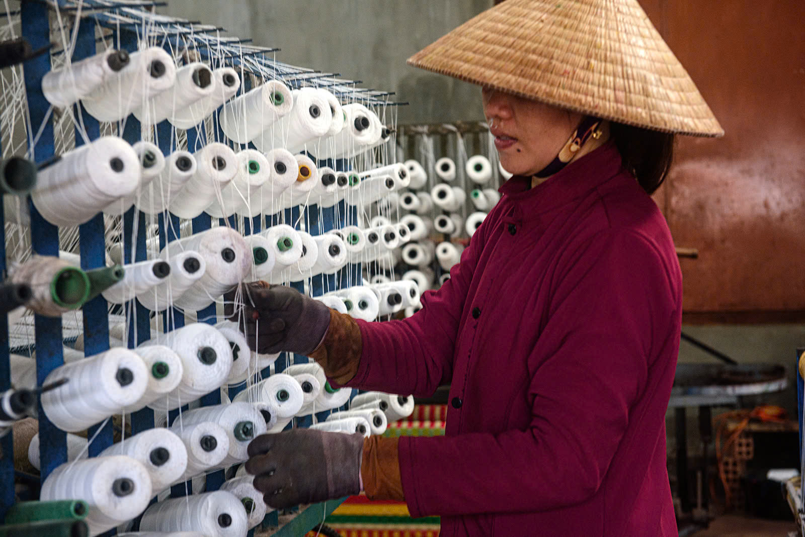 Luồn chỉ để dệt chiếu