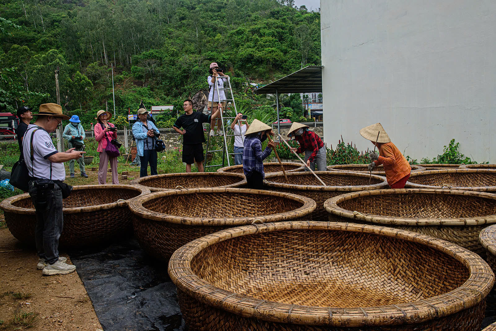 Các nhiếp ảnh gia thích thú khi chụp ảnh ở làng nghề thúng chai tại xã An Dân, huyện Tuy An