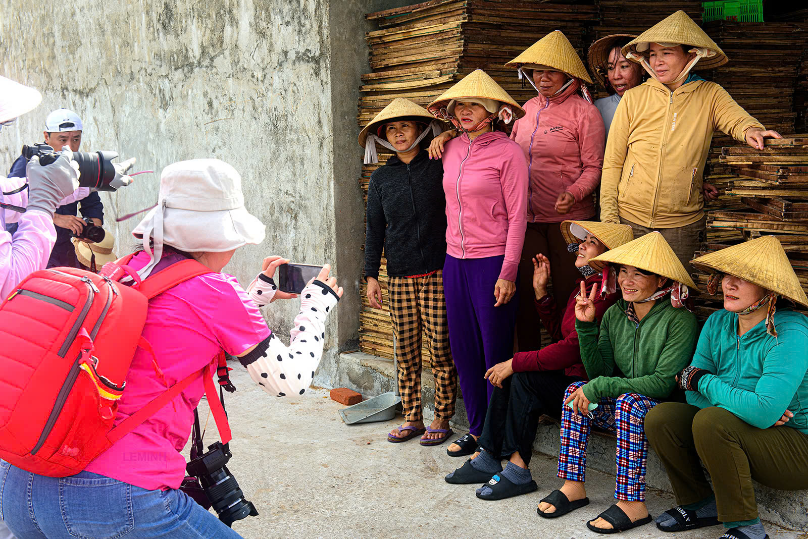 Chụp ảnh lưu niệm cho các chị em lao động ở làng nghề
