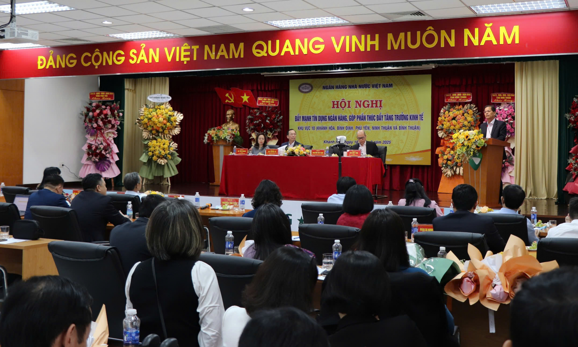 Đẩy mạnh tín dụng ngân hàng, góp phần thúc đẩy tăng trưởng kinh tế