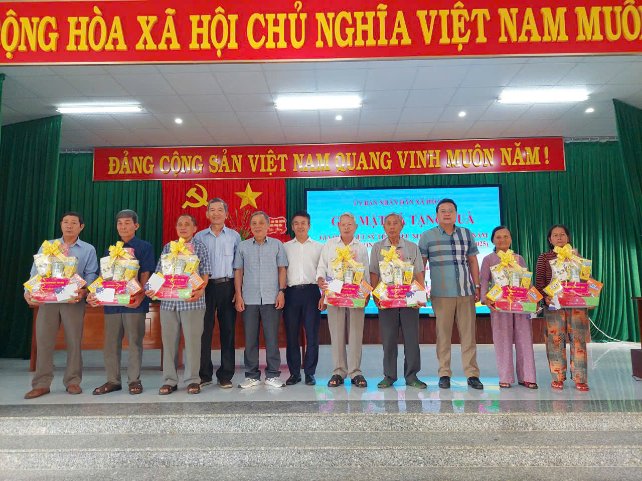 Gặp mặt, tặng quà tri ân gia đình liệt sĩ ở Hòa An