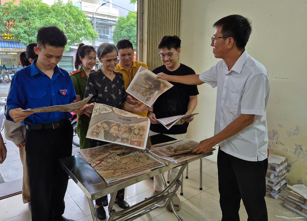 Báo Nhân Dân tặng 1.500 phụ san đặc biệt đến người dân Phú Yên