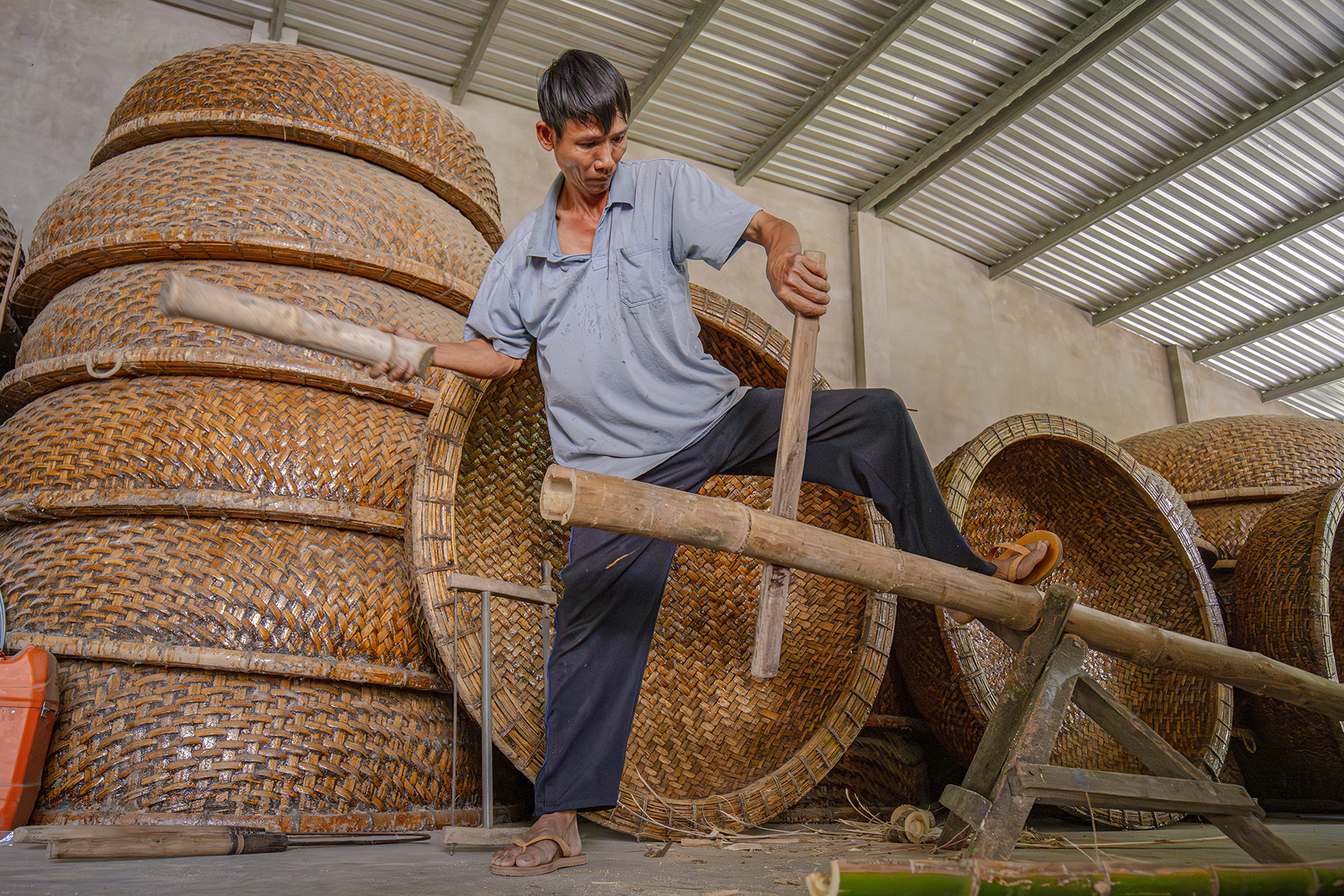 Để làm ra chiếc thúng chai, một người thợ phải đi qua nhiều công đoạn gồm: chẻ tre, vót tre, đan mên, lận và trét dầu; tất cả đều làm thủ công
