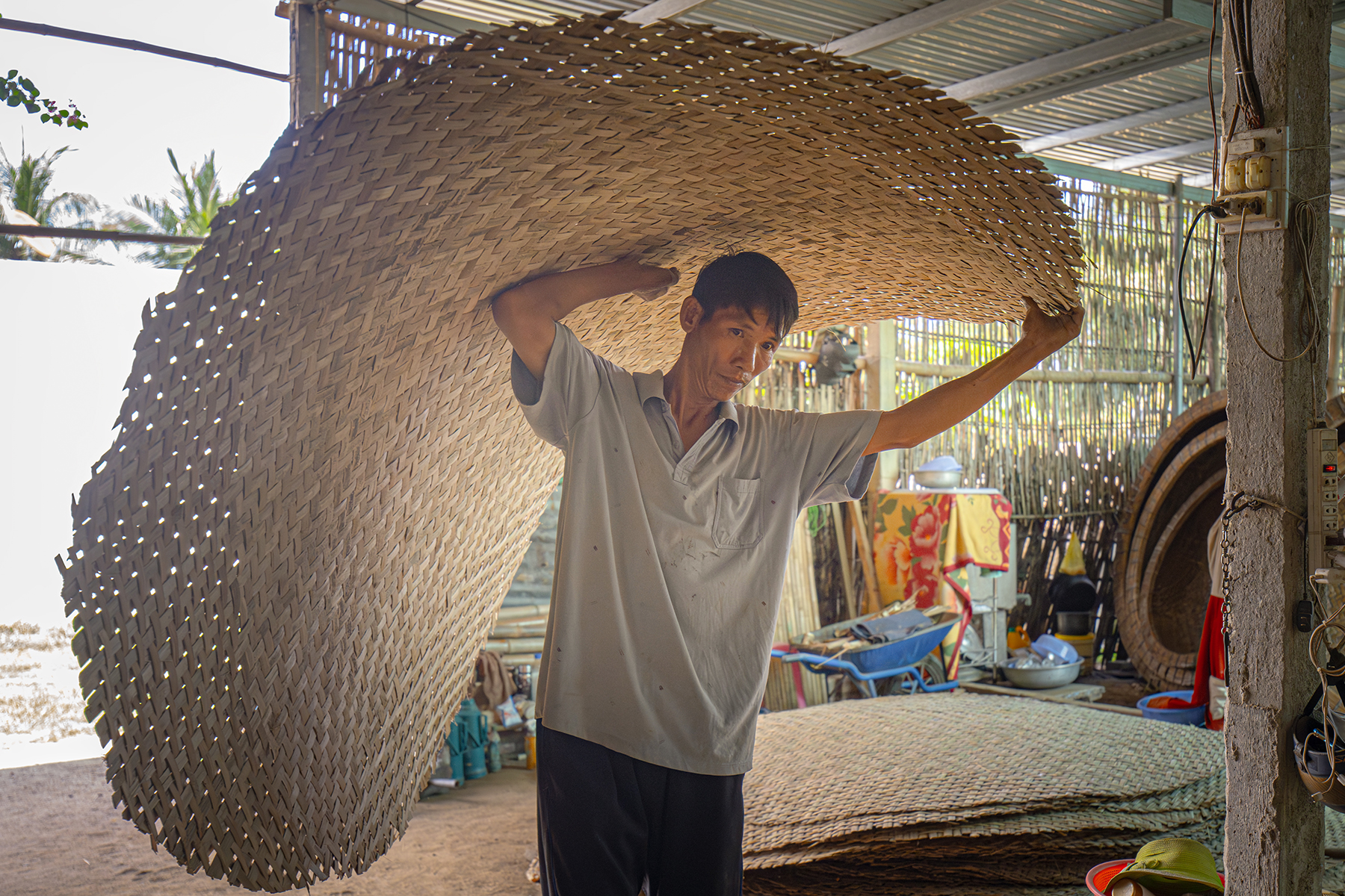 “Công việc vất vả, thu nhập bấp bênh khiến nhiều người không mặn mà với nghề”, anh Trung tâm sự