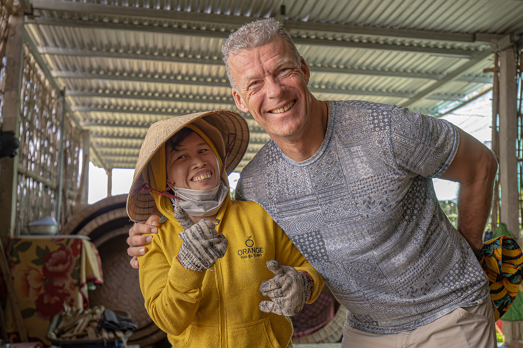 Anh Sidney Pool (khách du lịch Hà Lan) chia sẻ: “Trước đó tôi đã được trải nghiệm hoạt động lắc thúng tại Hội An. Tôi cảm thấy rất thú vị khi được tận mắt xem các nghệ nhân tạo ra thúng như thế này”