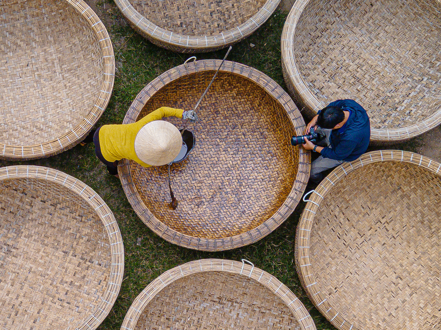 Nhiều nhiếp ảnh gia đã đến đây để tìm cảm hứng sáng tác. Đây cũng là cơ hội để quảng bá sản phẩm độc đáo của làng nghề