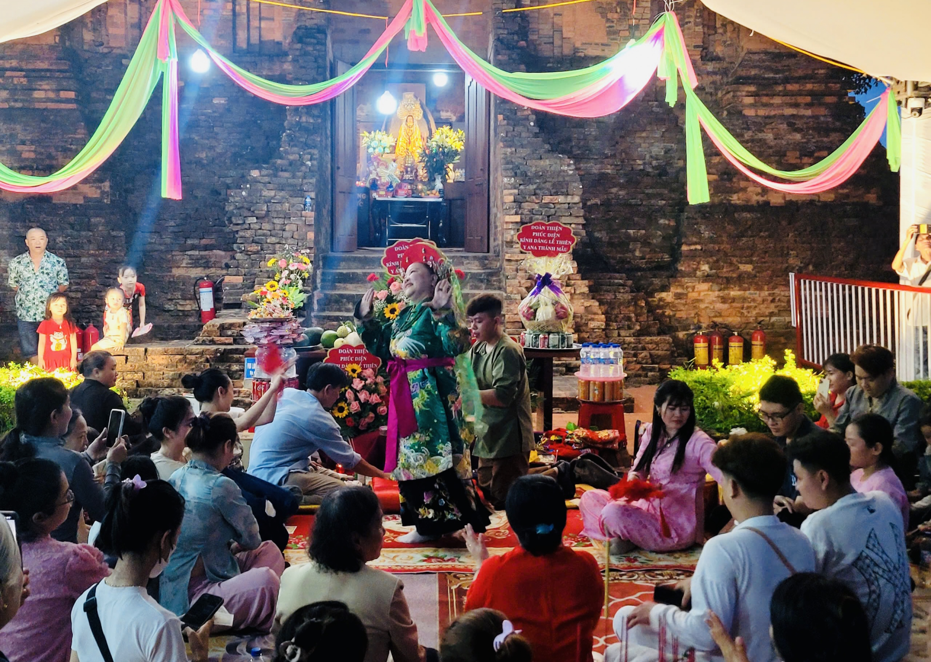 Lễ Vía Bà thu hút đông đảo người dân tham gia