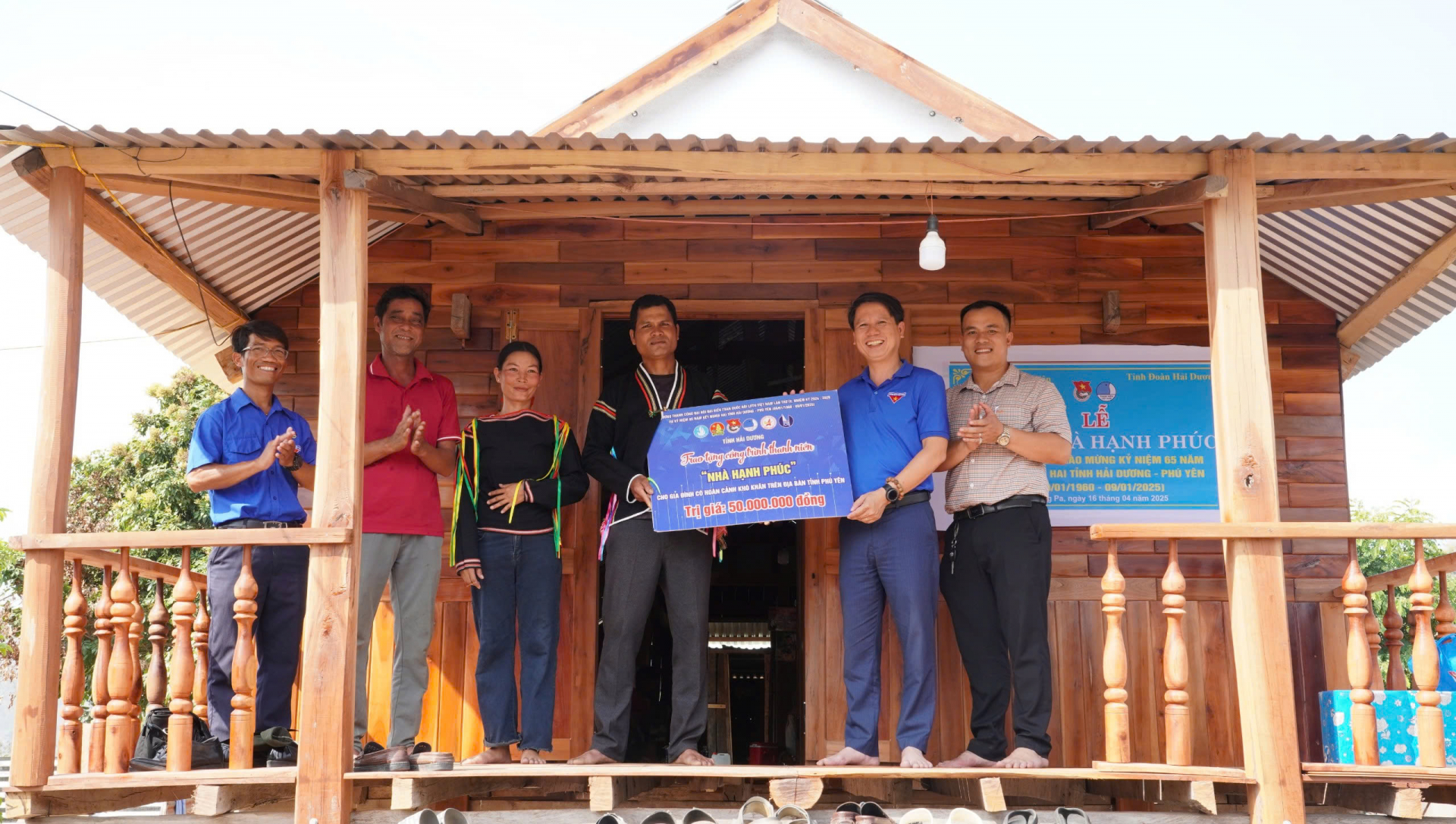 Bàn giao nhà Hạnh phúc tại xã Krông Pa