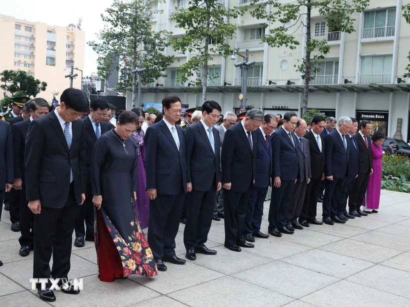Lãnh đạo Đảng, Nhà nước dâng hương tưởng nhớ Chủ tịch Hồ Chí Minh và Chủ tịch Tôn Đức Thắng