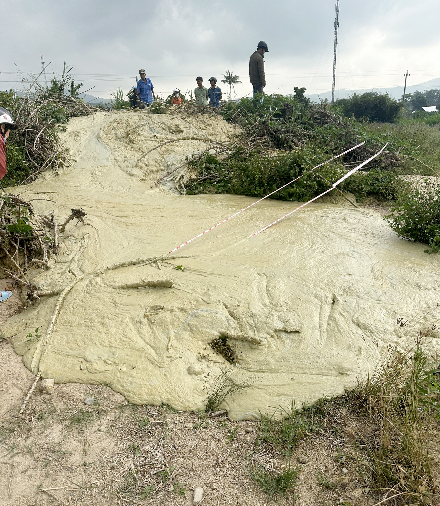Hiện tượng lạ nứt đất, trào bùn ở Đồng Xuân