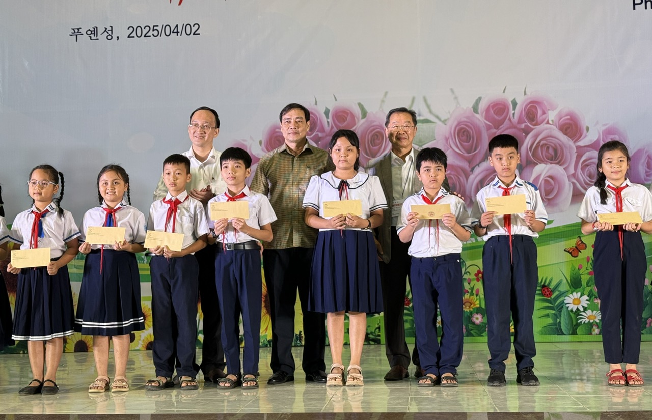 Trao 133 suất học bổng cho học sinh, sinh viên huyện Tây Hòa