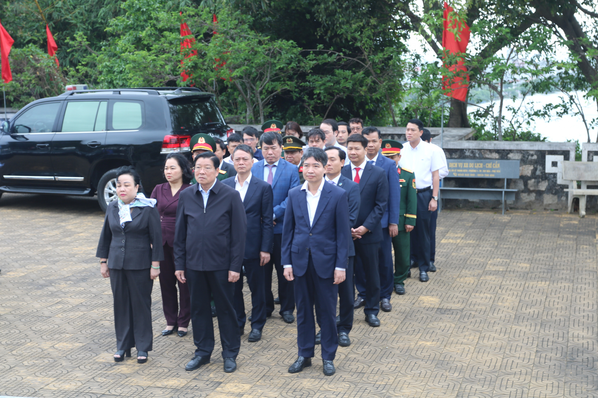 Trưởng ban Nội chính Trung ương Phan Đình Trạc dâng hương, dâng hoa tại Đài tưởng niệm núi Nhạn