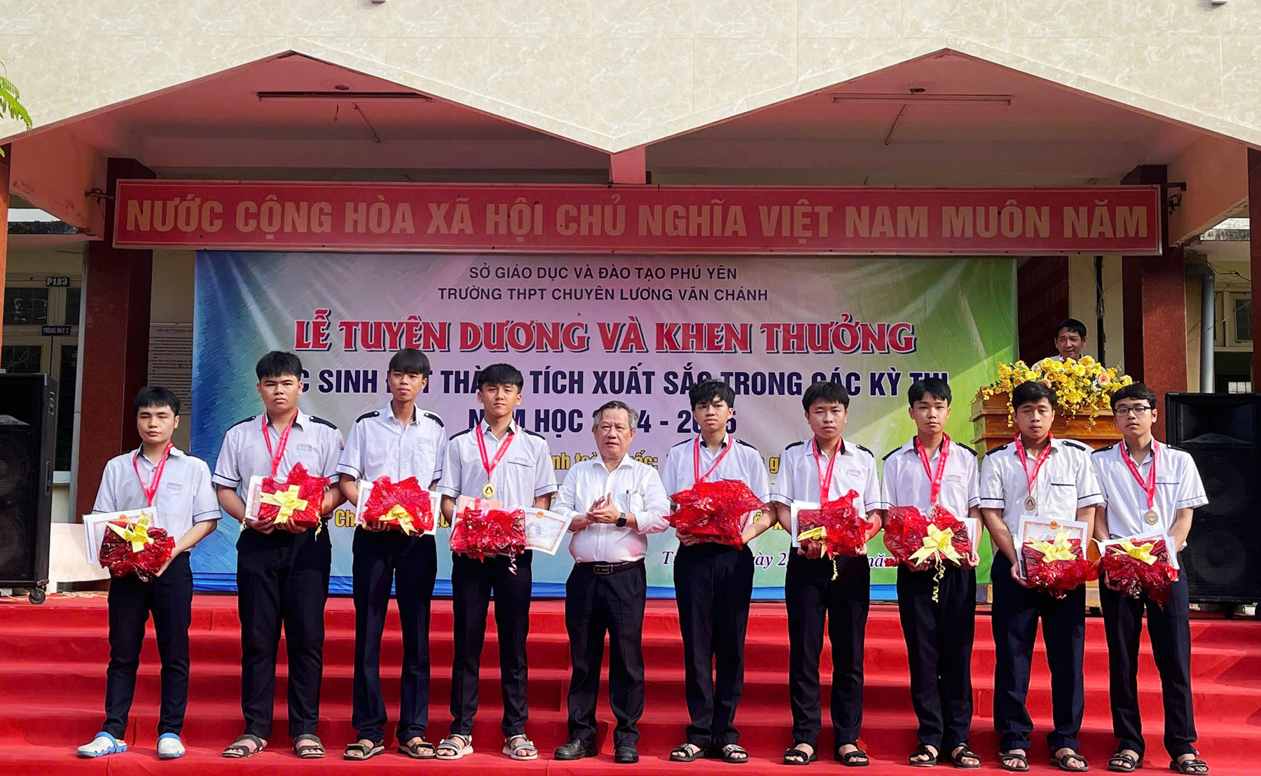 Tuyên dương, khen thưởng cho 348 học sinh đạt thành tích tiêu biểu xuất sắc