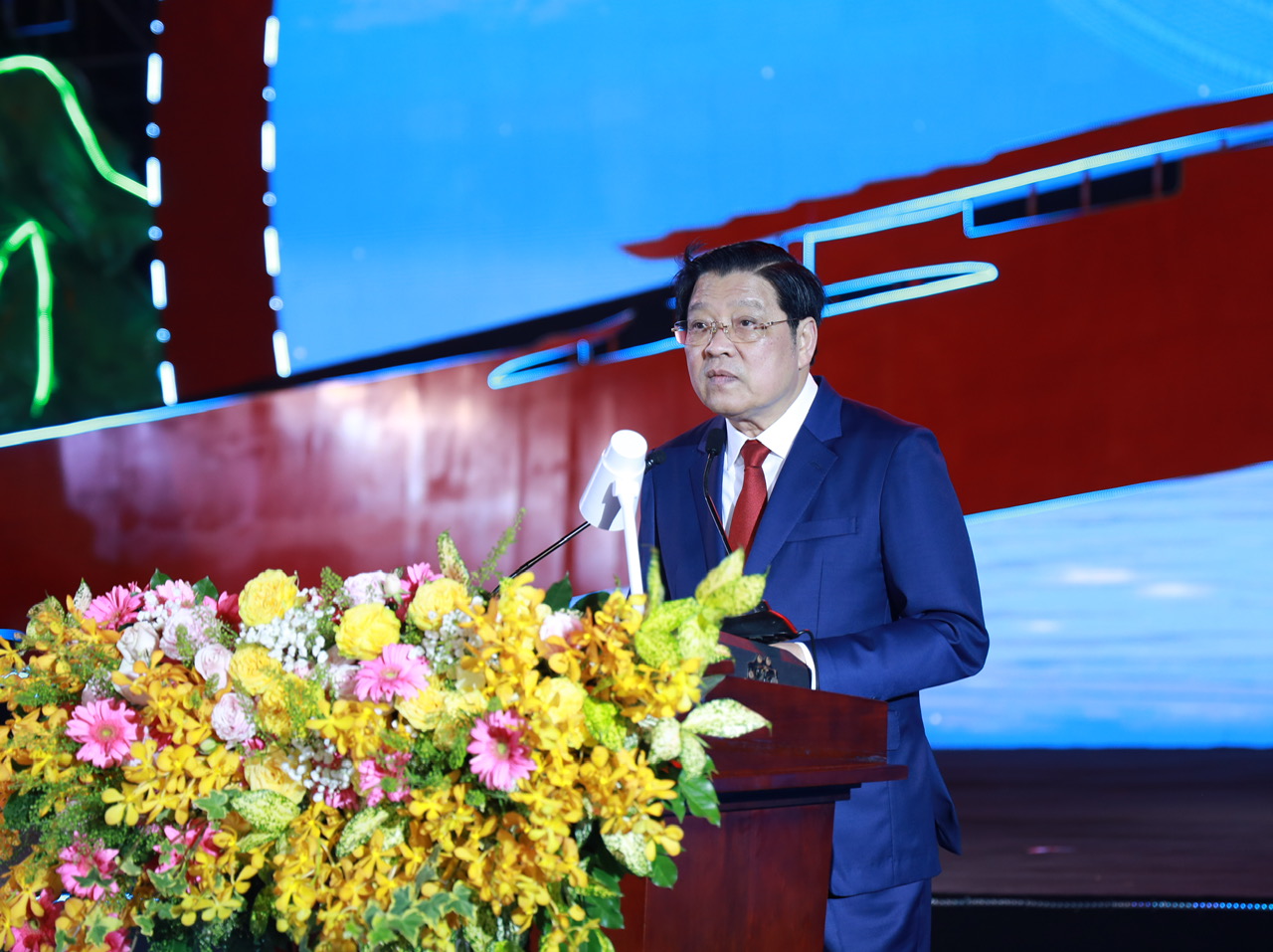 Trân trọng quá khứ, vững tin hiện tại, mạnh mẽ tương lai  (*)