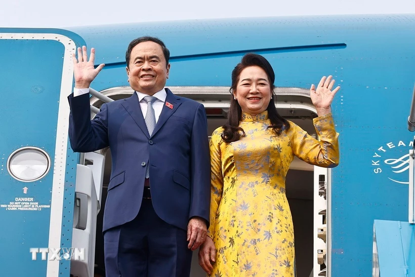 Chủ tịch Quốc hội Trần Thanh Mẫn và phu nhân lên đường dự Đại hội đồng IPU-150