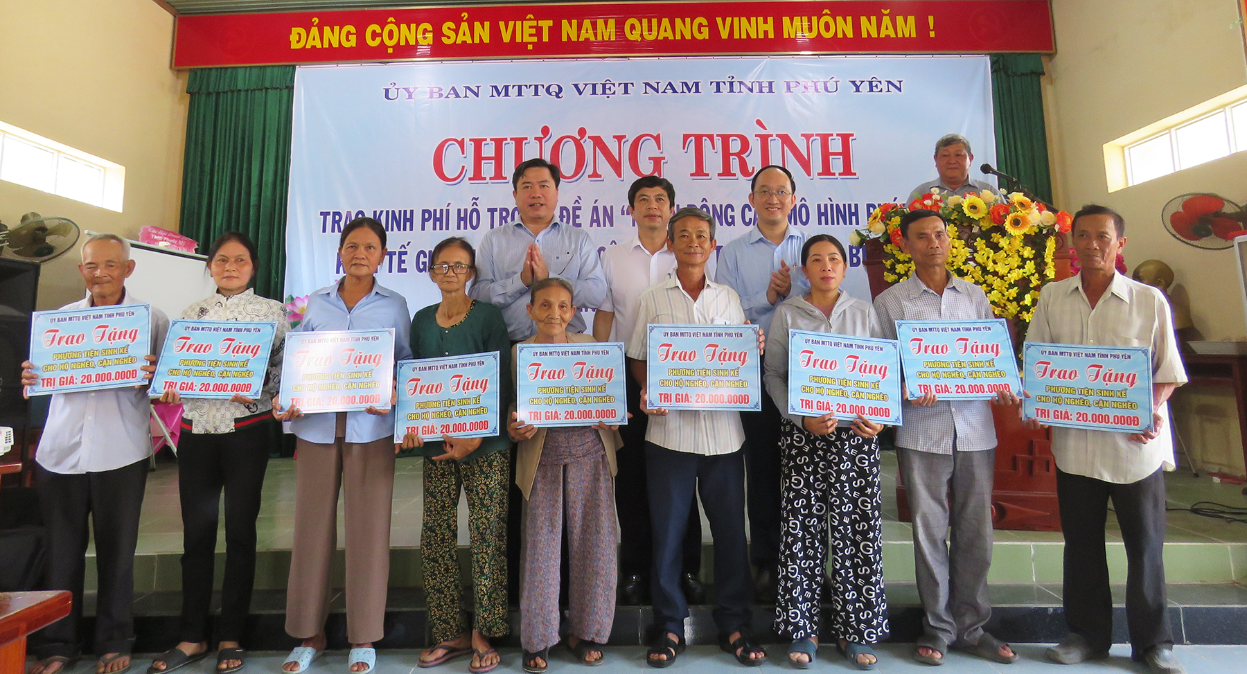 Trao kinh phí giúp các hộ nghèo, cận nghèo phát triển kinh tế