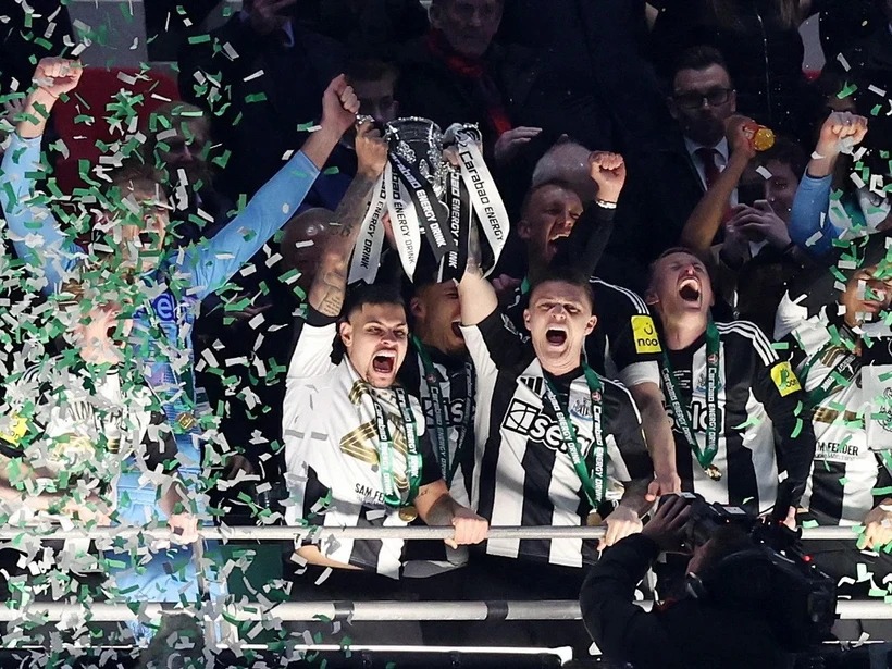 Hạ Liverpool, Newcastle đăng quang Cúp Liên đoàn Anh