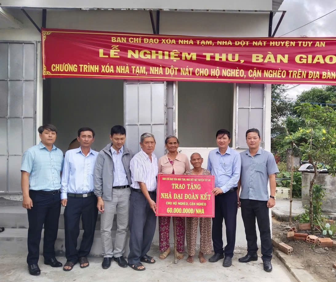 Tuy An nghiệm thu, đưa vào sử dụng 102 nhà Đại đoàn kết