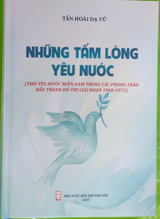 Xuất bản sách Những tấm lòng yêu nước