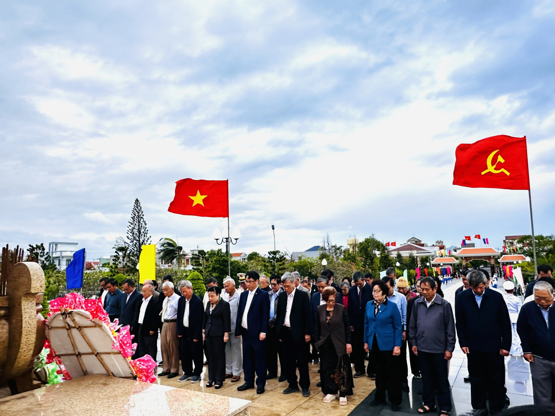 Lãnh đạo tỉnh long trọng đặt vòng hoa viếng Nghĩa trang liệt sĩ