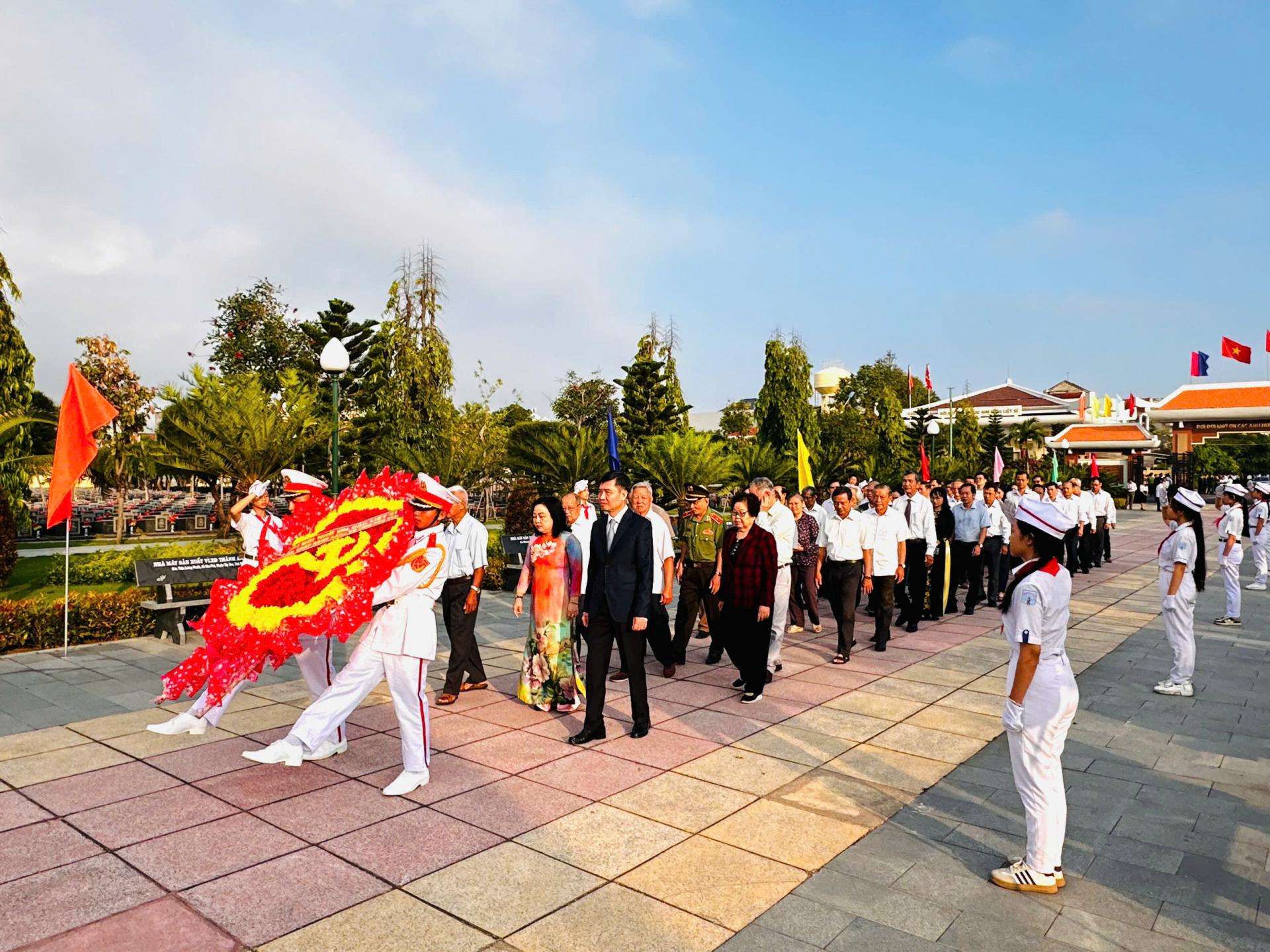 Long trọng đặt vòng hoa tri ân các anh hùng liệt sĩ 