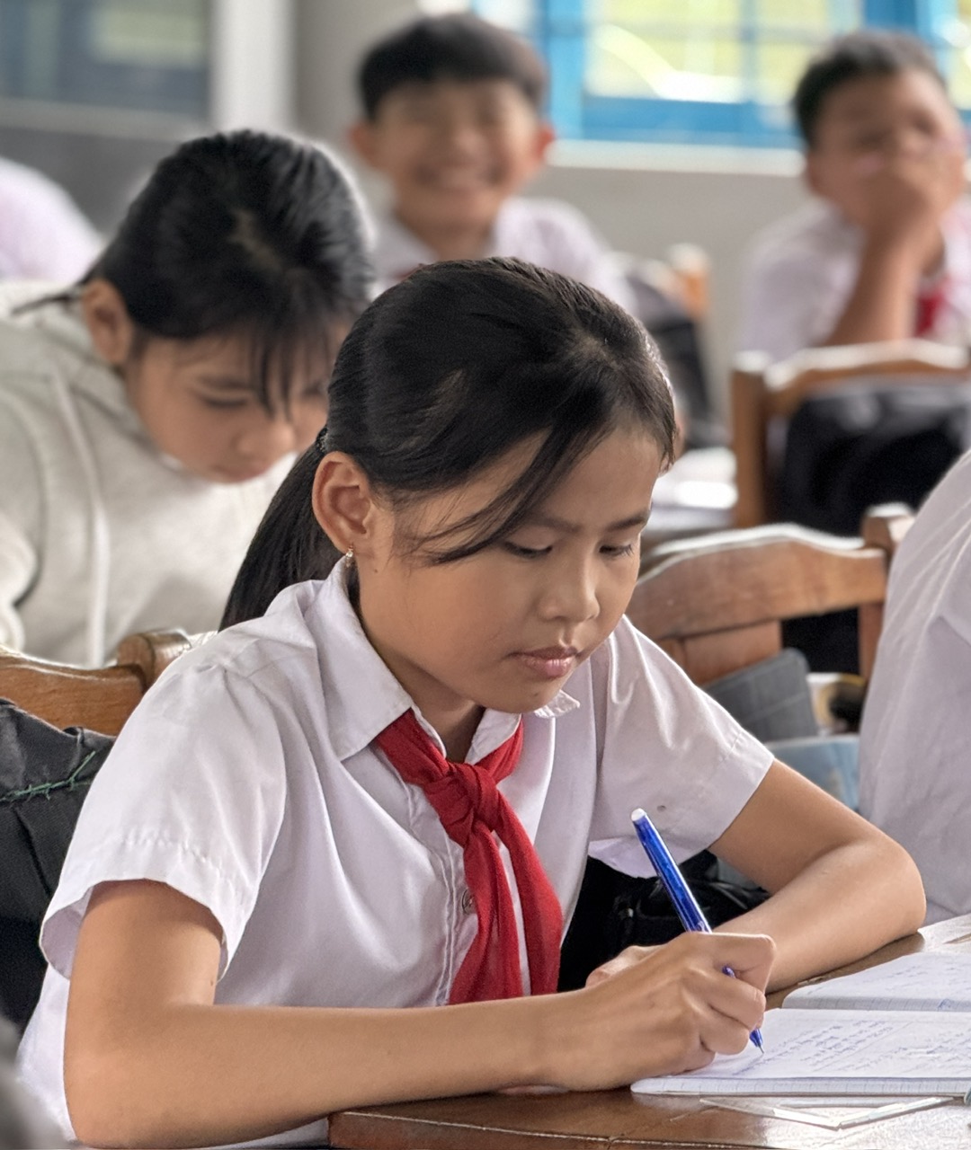 Cô học trò nhỏ vượt khó, chăm ngoan