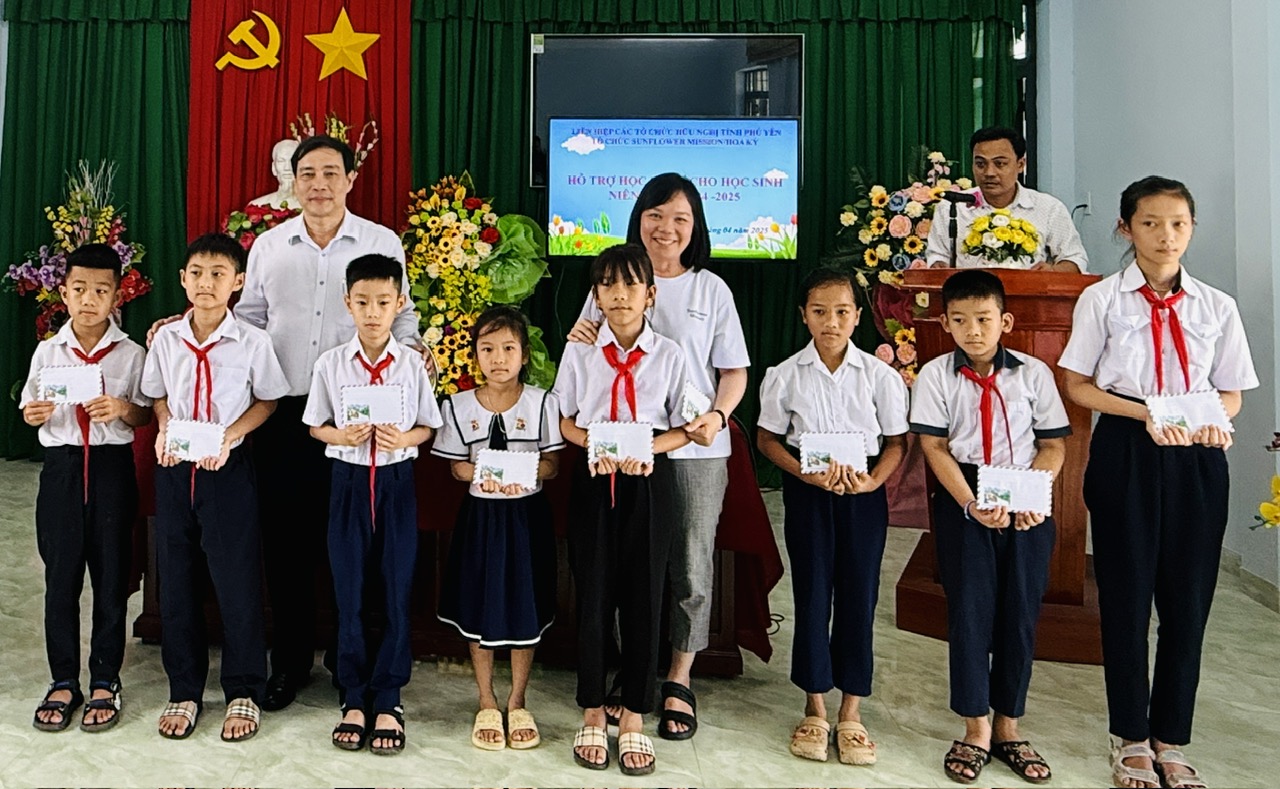 Trao học bổng cho 147 học sinh của huyện Tây Hòa và Tuy An