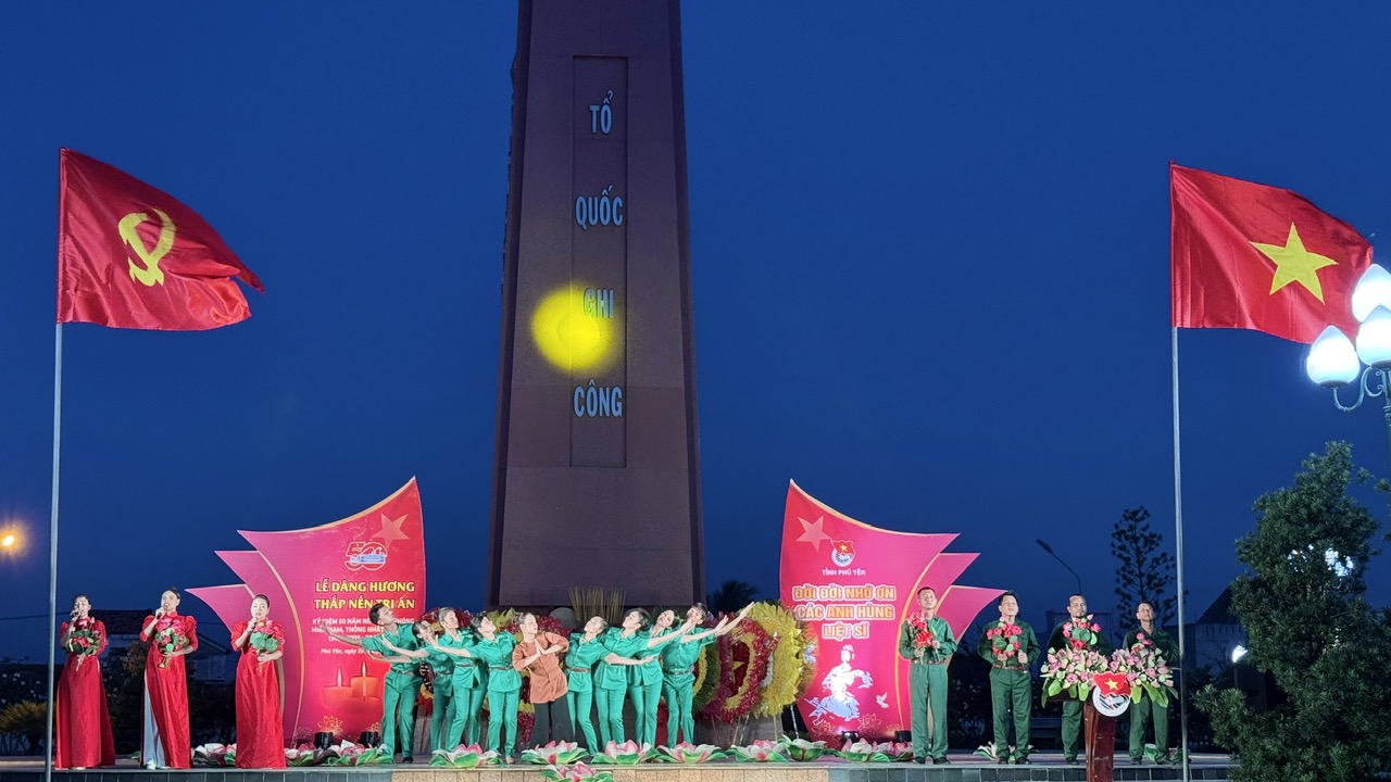 Dâng hương, thắp nến tri ân các anh hùng liệt sĩ