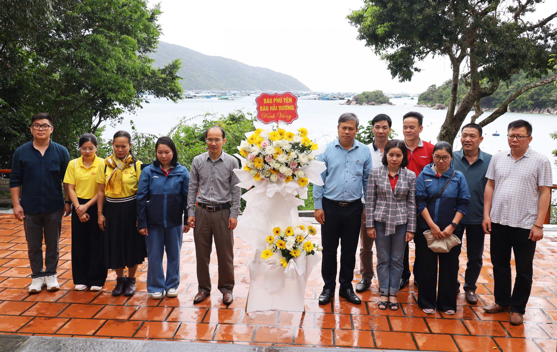 Đoàn công tác của Báo Hải Dương đặt vòng hoa, dâng hương tại bến Vũng Rô