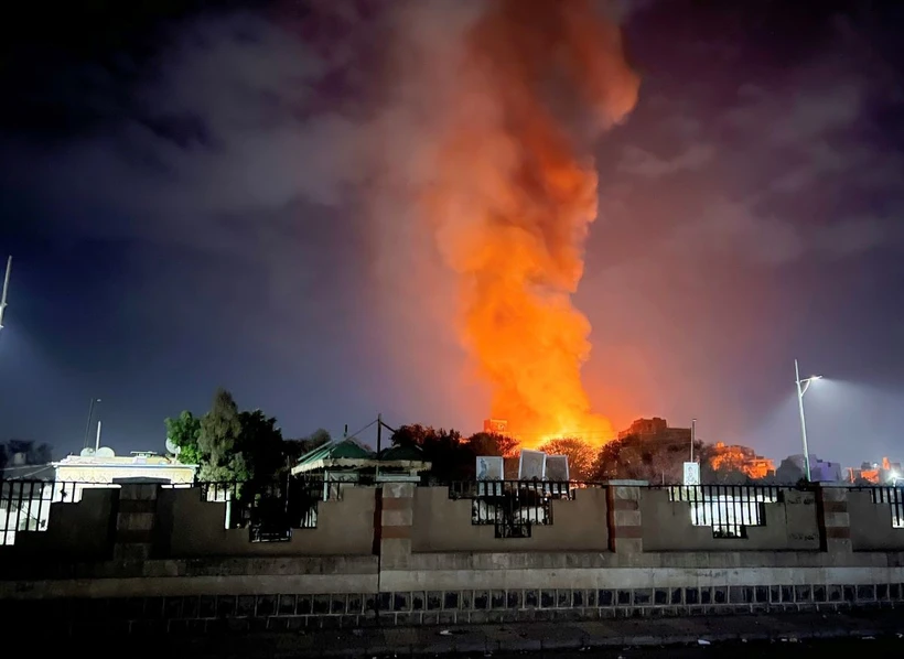 Houthi tuyên bố tấn công 2 tàu sân bay Mỹ và mục tiêu quân sự ở Israel