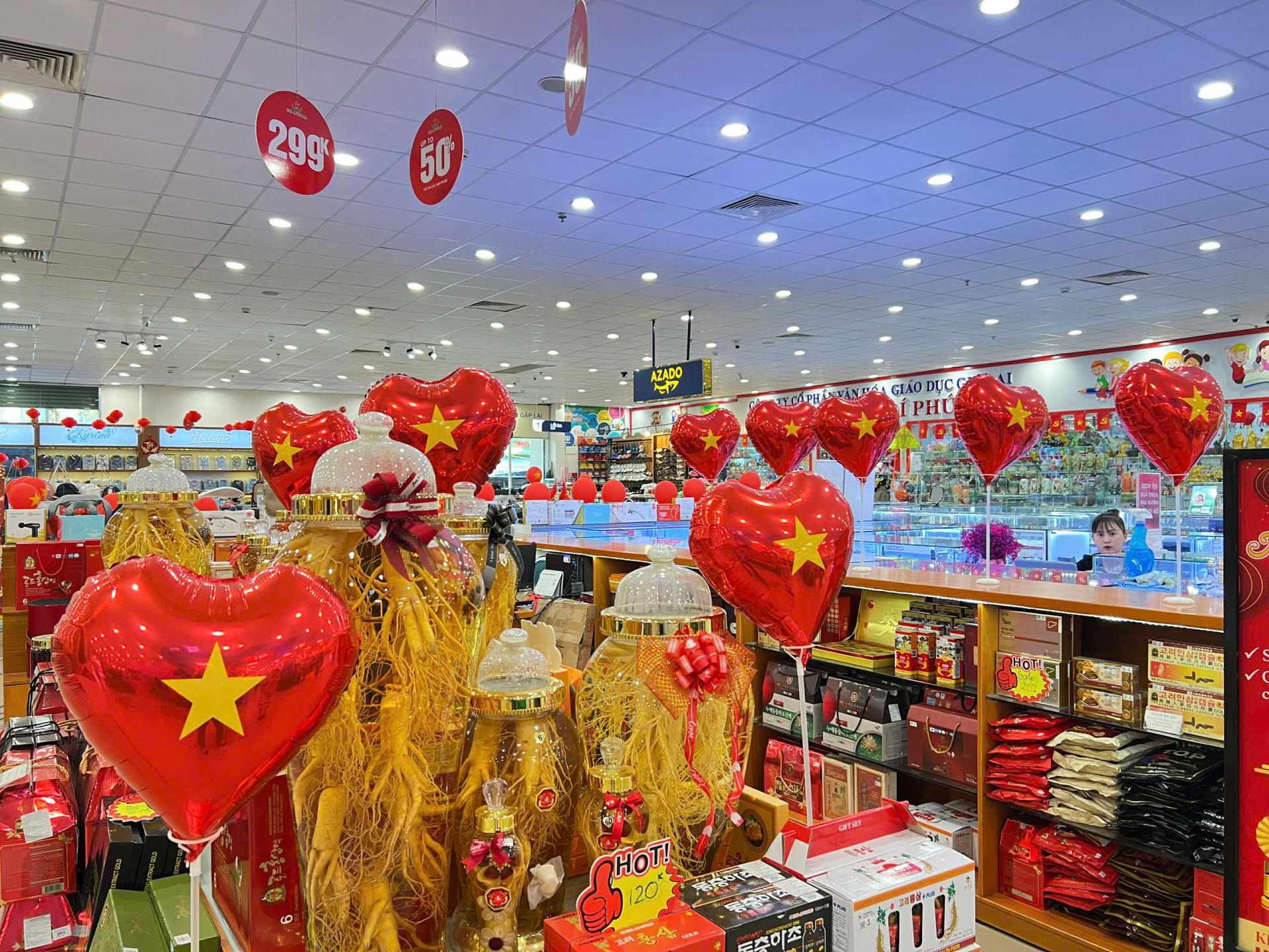 Tràn ngập sắc đỏ tại các hệ thống bán lẻ hàng hóa, dịch vụ