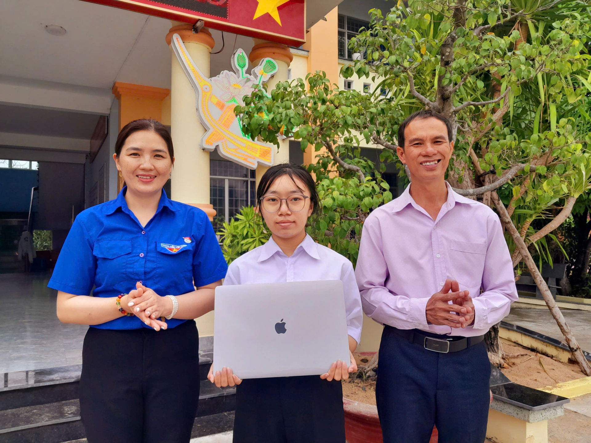 Tặng laptop và học bổng cho học sinh nghèo vượt khó