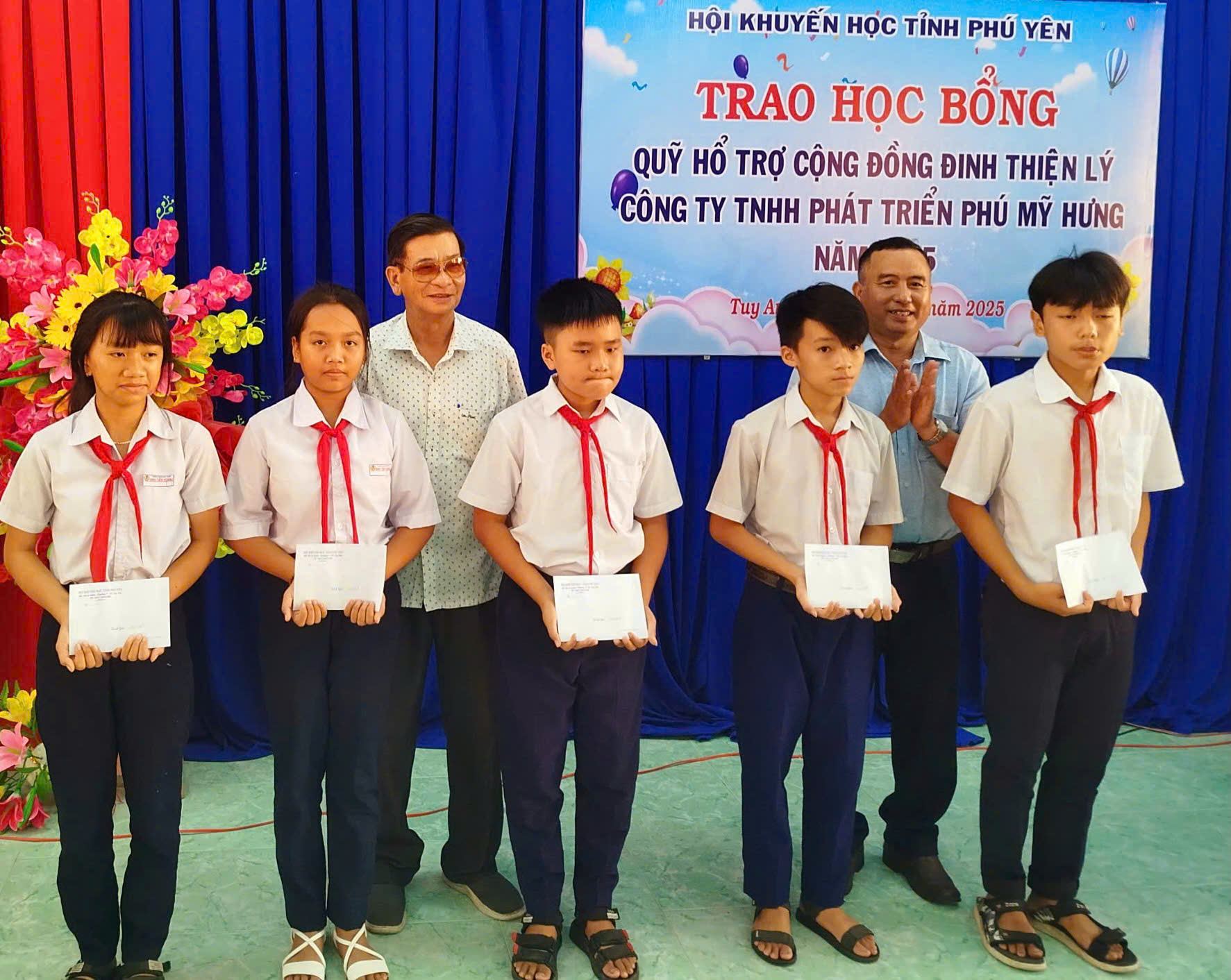 Trao học bổng cho học sinh nghèo, mồ côi