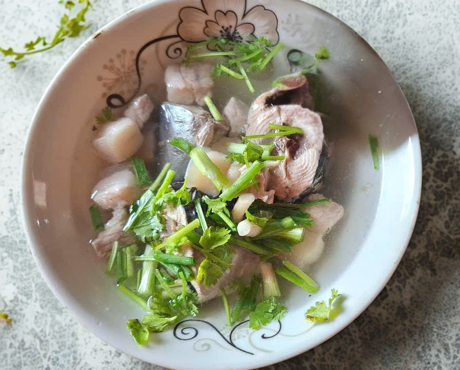 Cá ồ tươi nấu với thịt ba chỉ nêm gia vị và rau thơm. Ảnh: MẠNH HOÀI NAM