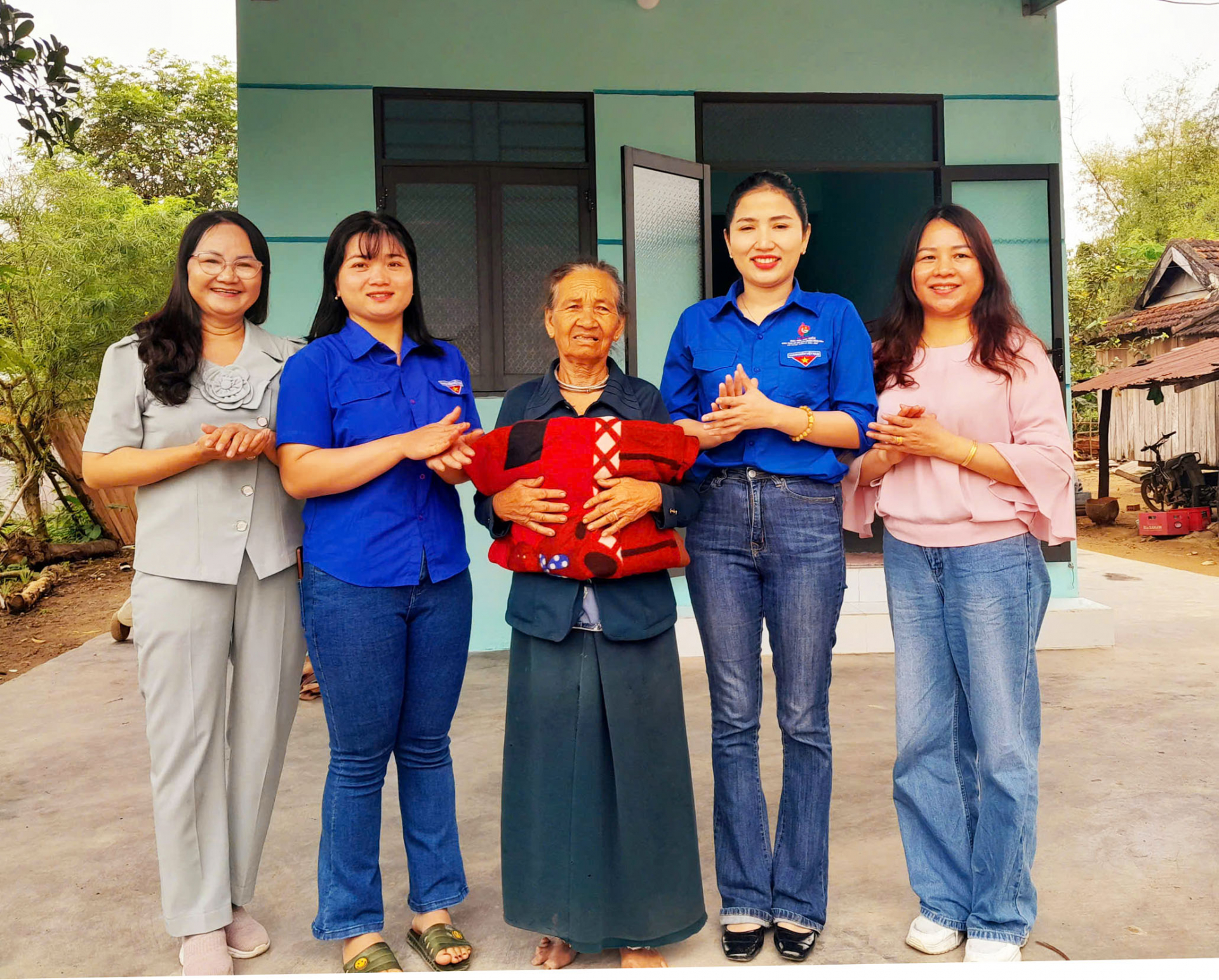 Hỗ trợ xây nhà Tình thương cho các hộ khó khăn