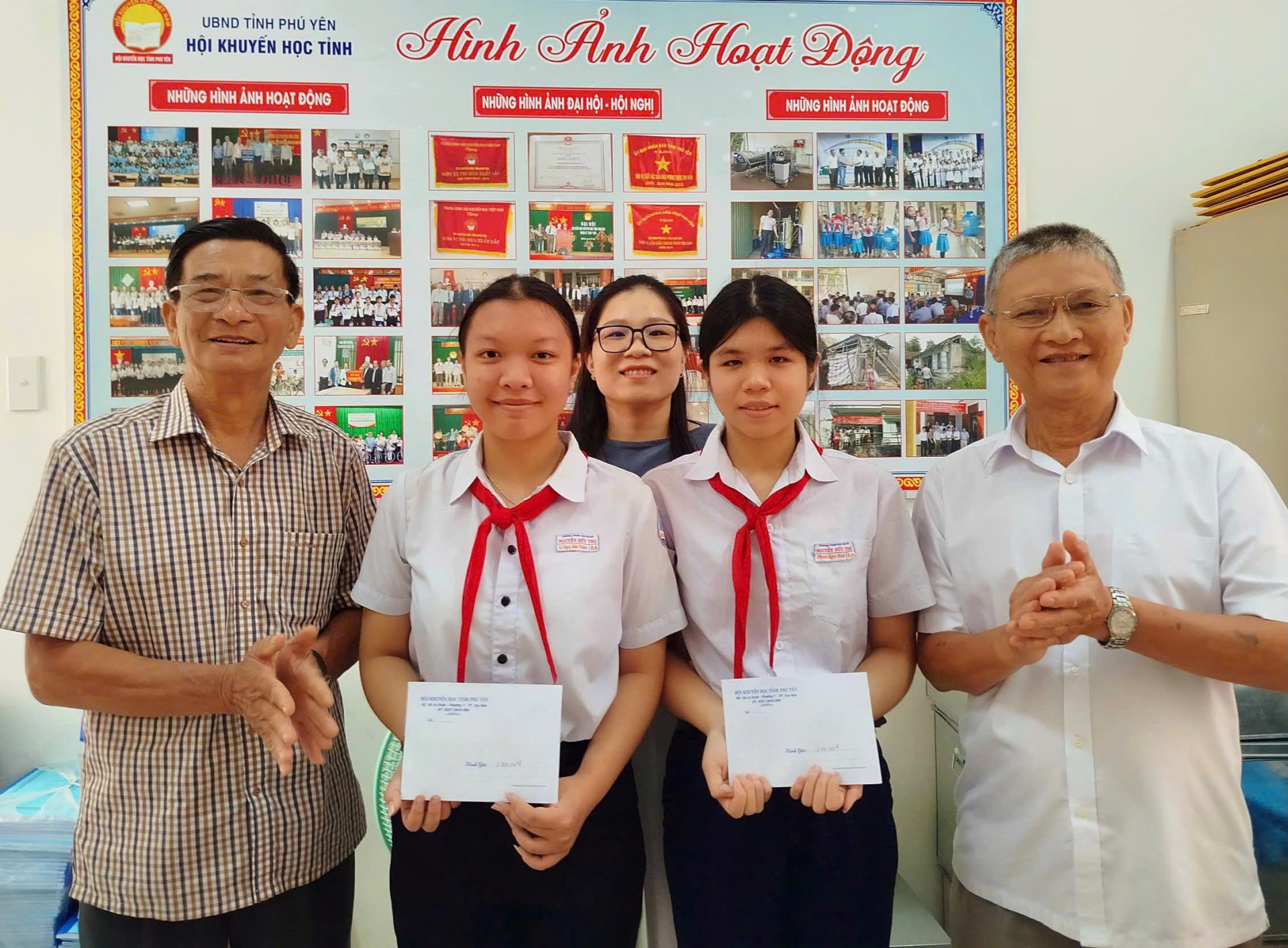 Trao học bổng cho 40 học sinh nghèo hiếu học