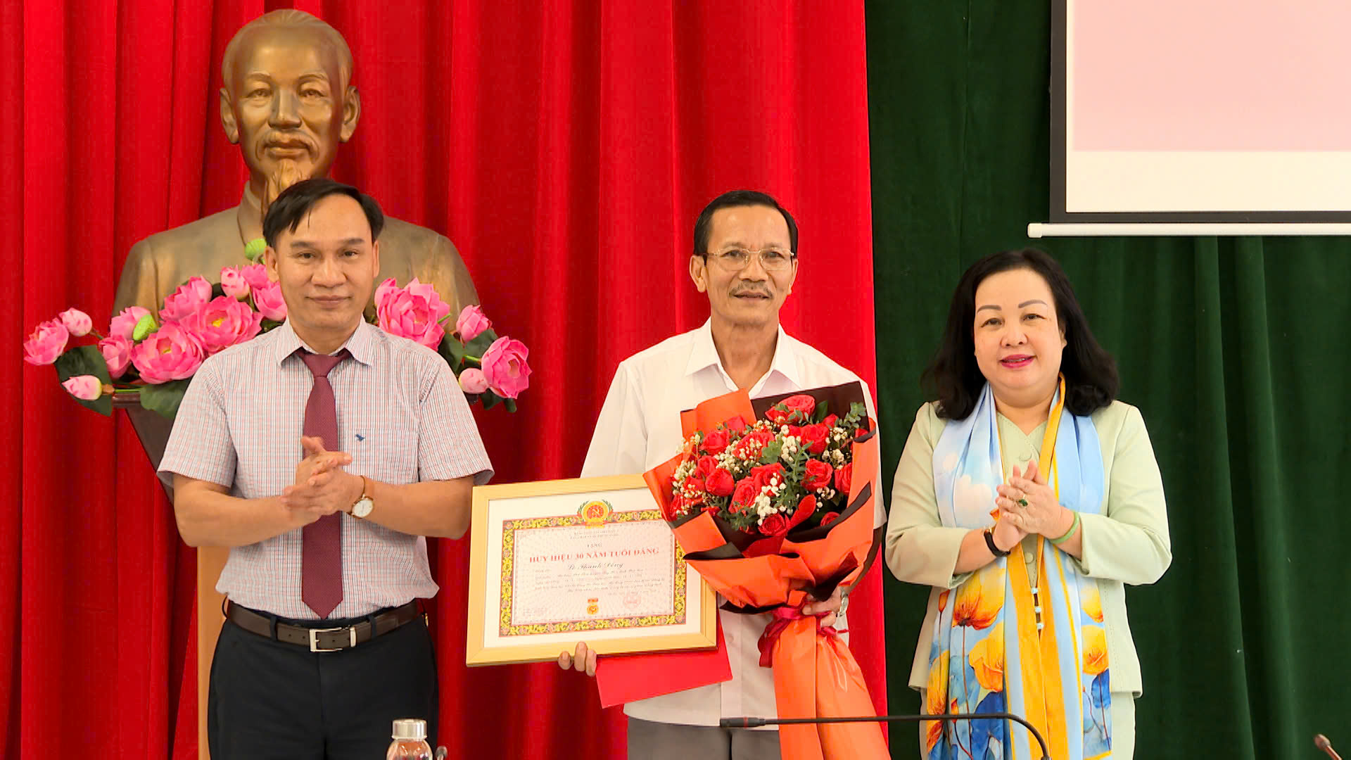 Trao quyết định nghỉ hưu cho đồng chí Lê Thanh Đồng