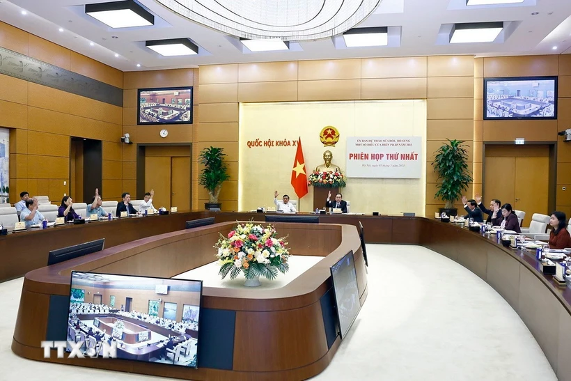 Bắt đầu tổ chức lấy ý kiến nhân dân, các ngành, các cấp về sửa đổi Hiến pháp