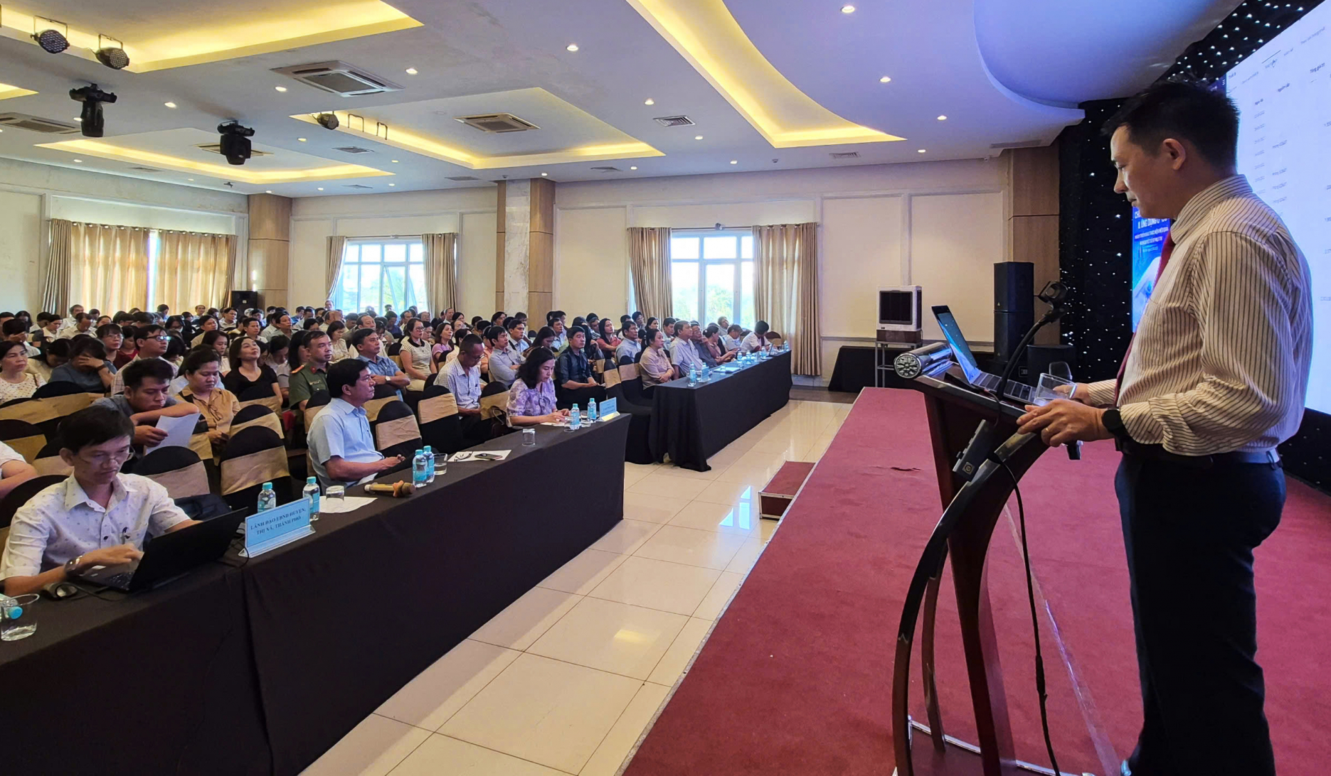 Bồi dưỡng kiến thức về chuyển đổi số và ứng dụng AI