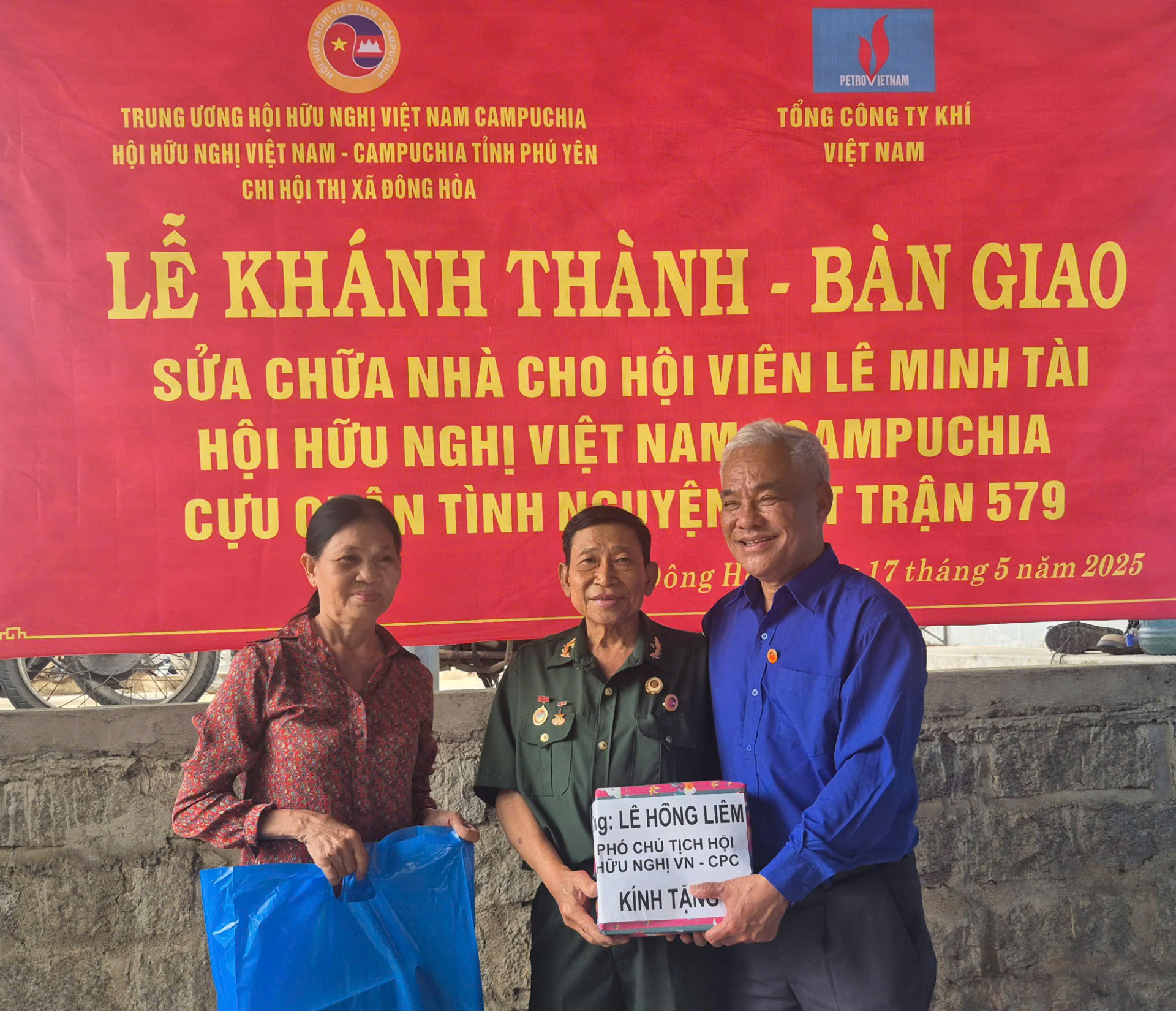 HỘI HỮU NGHỊ VIỆT NAM - CAMPUCHIA: Bàn giao, tặng nhà Tình nghĩa cho 2 hội viên có hoàn cảnh khó khăn