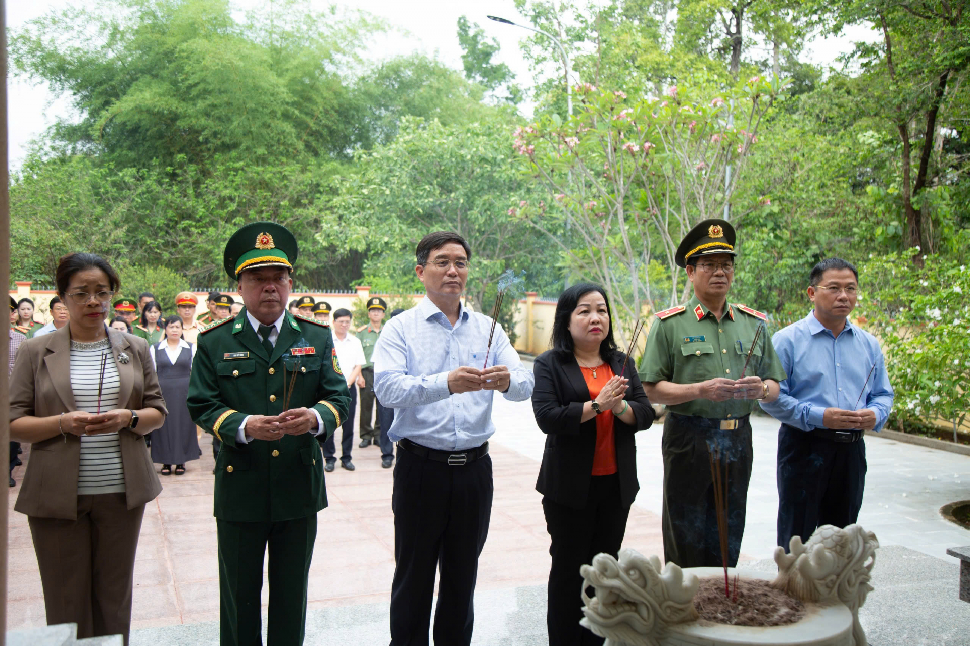 Dâng hương, tri ân các anh hùng liệt sĩ hy sinh bảo vệ an ninh biên giới