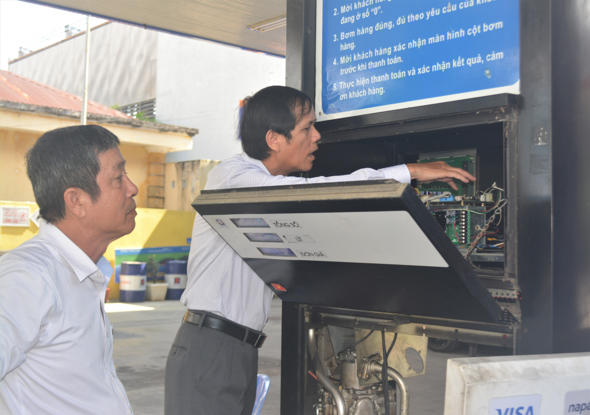 Kiểm tra việc chấp hành pháp luật về tiêu chuẩn, đo lường xăng dầu và vàng bạc