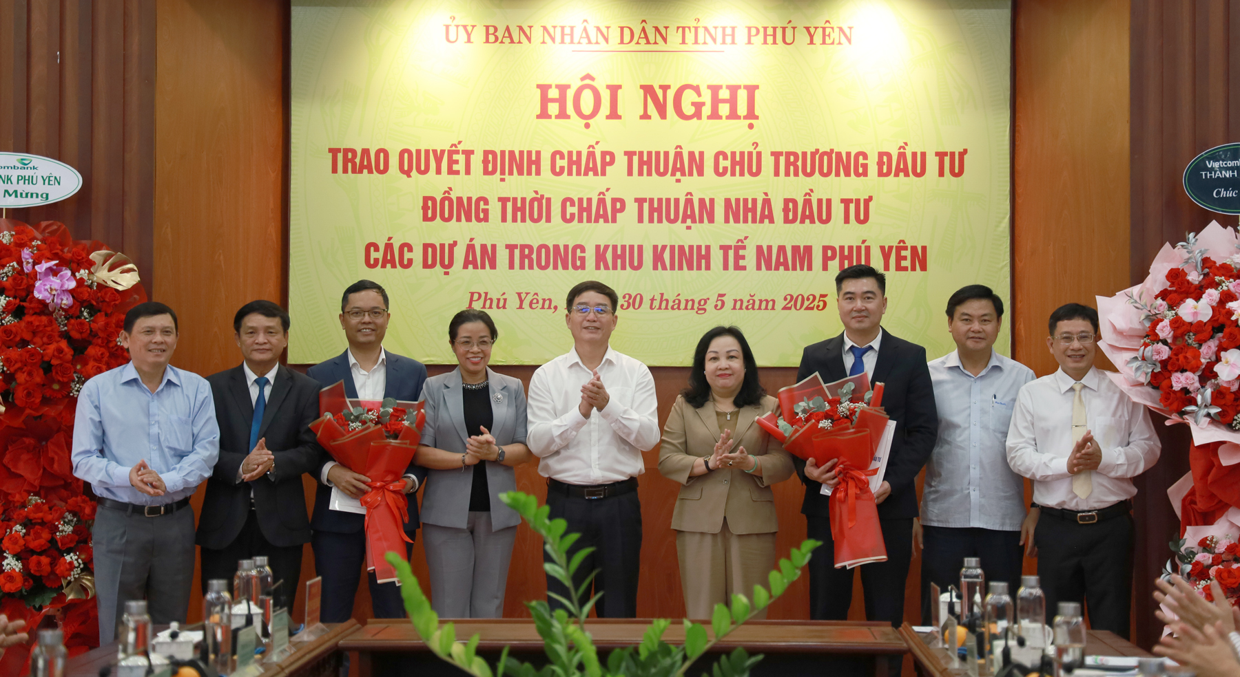 Trao quyết định chấp thuận chủ trương đầu tư đồng thời chấp thuận nhà đầu tư các dự án trong Khu kinh tế Nam Phú Yên