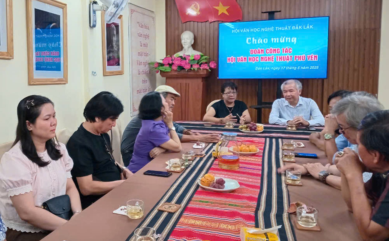 Hội Văn học Nghệ thuật tỉnh Phú Yên và Đắk Lắk bàn, thống nhất việc hợp nhất